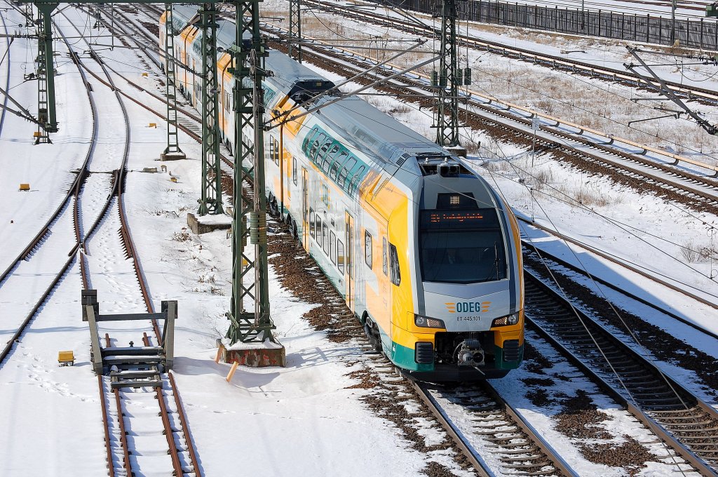 RB4 nach Ludwigsfelde mit ODEG-KISS VT 445.101 Richtung Berlin Hbf.(tief), 13.03.13 Berlin-Putlitzbr�cke.