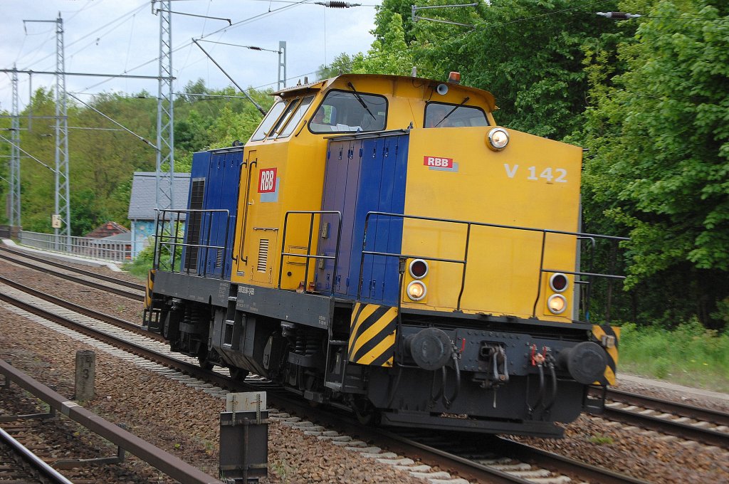 RBB V 142 (92 80 3293 900-7 D-RBB, Bj.1976) auf Leerfahrt Richtung Karower Kreuz Berlin, 18.05.10 Berlin-Buch.