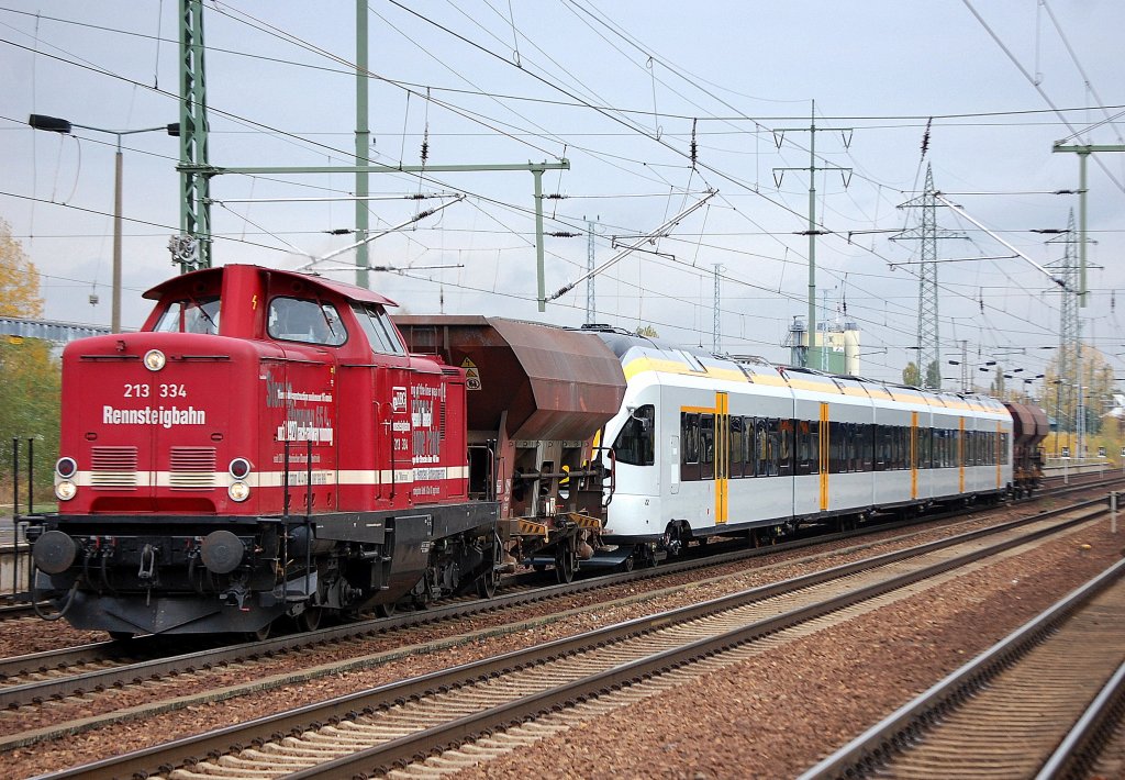 RBG 213 334 (Mak, Bj.1966) �berf�hrt einen Triebzug (Flirt, Br.428 f�r die Eurobahn Niedersachsen) aus dem Stadlerwerk Berlin-Pankow, 27.10.09 Durchfahrt im Bhf. Flughafen Berlin-Sch�nefeld. 