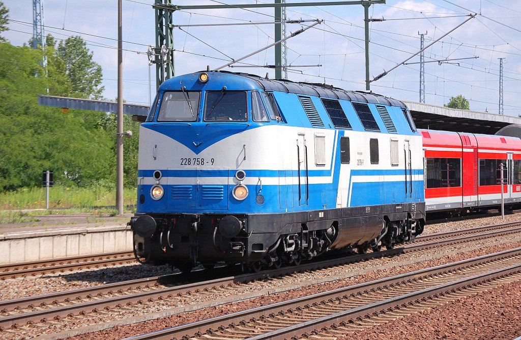 RBG Lok 228 758-9 (LKM Bj. 1969) hat einen Traditionszug mit DR Waggons zu den Dampflokfreunden Berlin-Sch�neweide zur�ckgebracht und ist auf der R�ckfahrt, 27.06.11 Bhf. Flughafen Berlin-Sch�nefeld. 