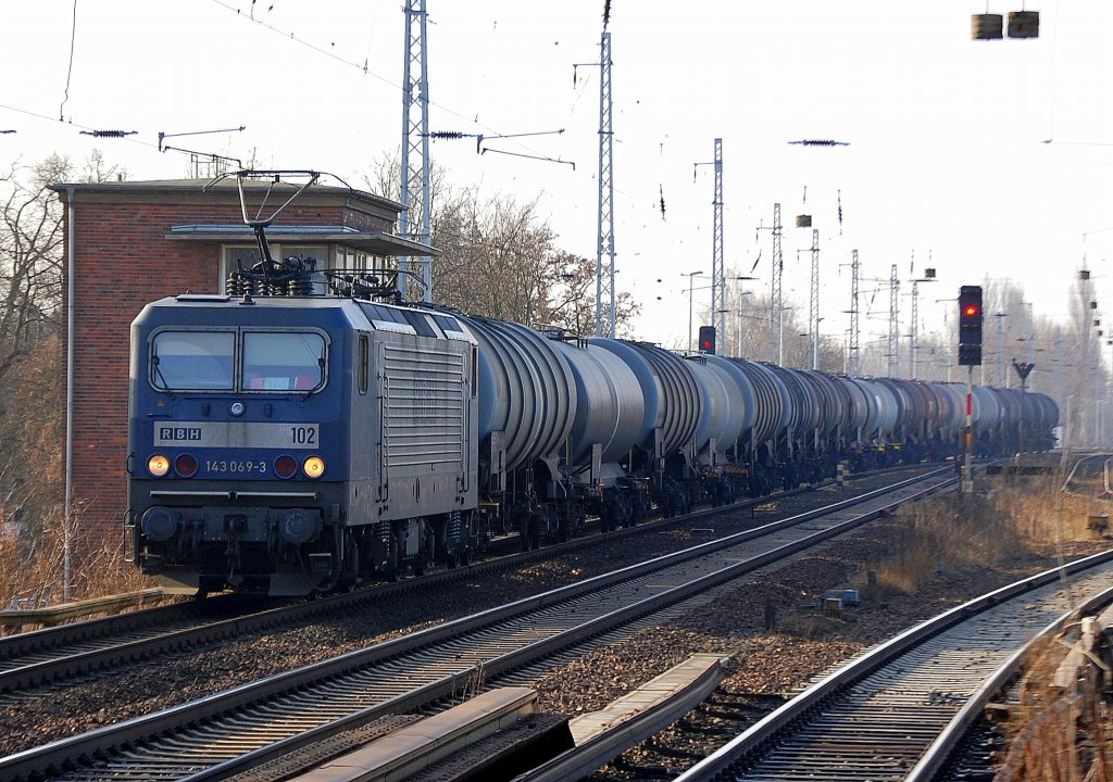 RBH 102/143 069-3 (91 80 6143 069-3 D-RBH) mit Kesselwagenzug am 22.02.12 Berlin Karow Richtung Bernau.