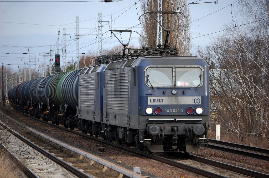 RBH 103/143 041-2 + RBH 1??/143 ??? eilt Richtung Karower Kreuz Berlin, mein letztes Bild im Jahr 2012 von Berlin-Karow, 31.12.12