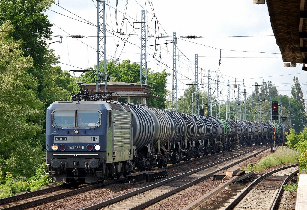 RBH 105/143 186-5 mit Kesselwagenzug Richtung Bernau, 30.05.13 Berlin-Karow.