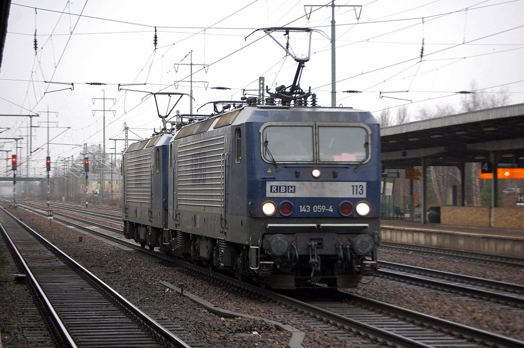 RBH 113/143 059-4 + 110/143 084-2 Doppeltraktion am 09.01.13 Bhf. Flughafen Berlin-Sch�nefeld.