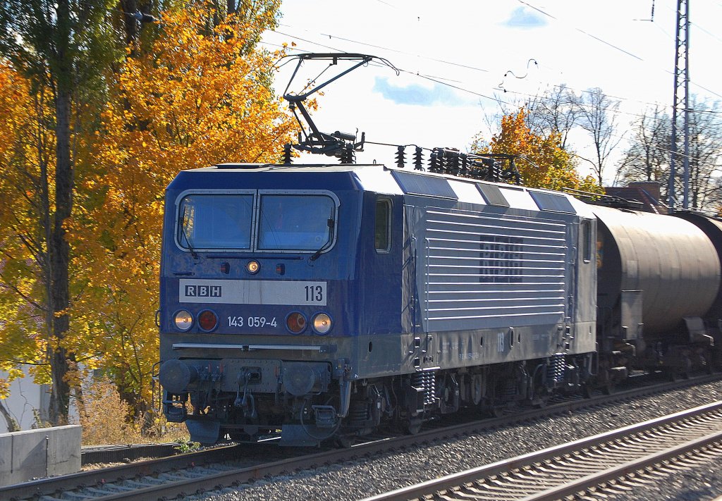 RBH 113/143 059-4 unterwegs mit Heizoelkesselwagen Richtung Bernau, 25.10.10 Berlin-Karow. Diese 143�r der RBH war mir bisher unbekannt, m�sste es vor kurzem in die gewachsene Flotte der blauen RBH 143�r gekommen sein.