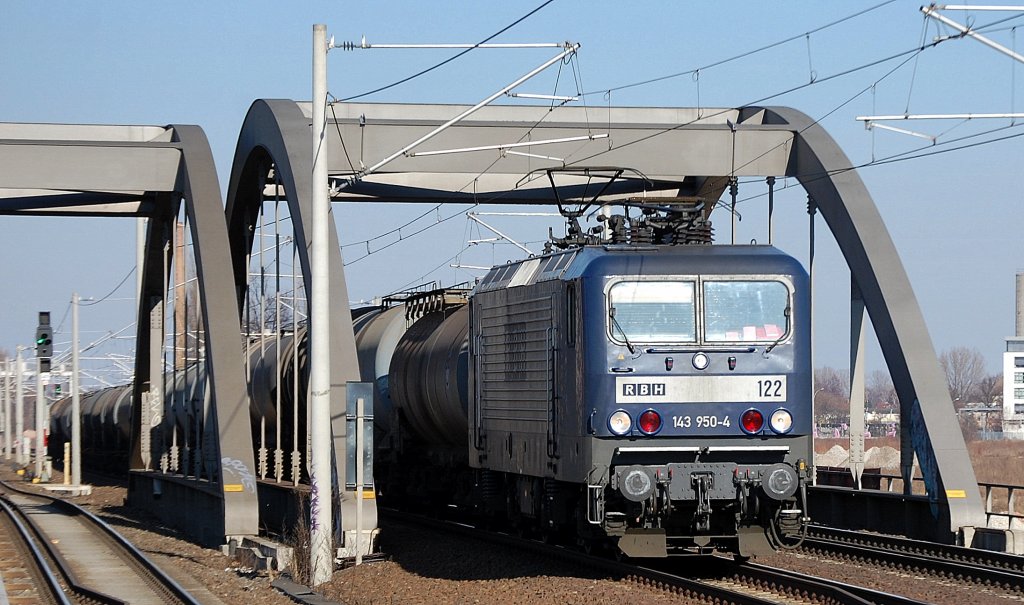 RBH 122/143 950-4 (91 80 6143 950-4 D-RBH, LEW Bj.1989) mit Ganzzug Kesselwagen Richtung Innenstadt, 06.03.12 Berlin-Pankow.