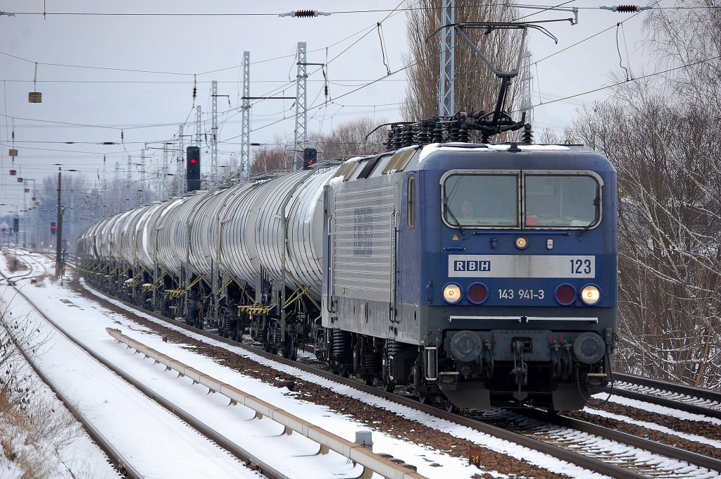 RBH 123/143 941-3 mit Kesselwagenzug Richtung Karower Kreuz Berlin, 20.03.13 Berlin-Karow.