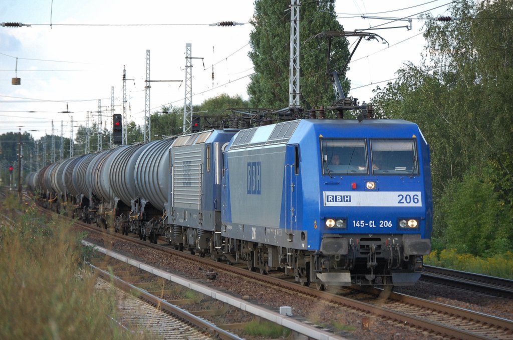 RBH 206/145-CL 206 (91 80 6145 102-0 D-RBH) hat RBH 121/143 078-7 (91 80 6143 078-7 D-RBH) am Haken + Kesselwagenzug am 13.08.12 Berlin-Karow.