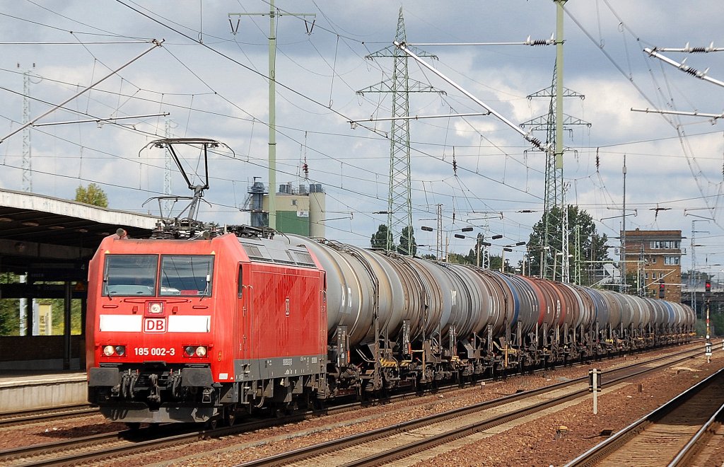 RBH 235 185 002-3 (91 80 6185 002-3 D-DB) mit einem Ganzzug Kesselwagen bei der Durchfahrt im Bhf. Flughafen Berlin-Sch�nefeld, 28.08.10.