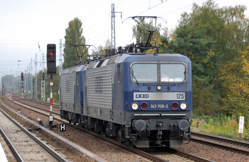 RBH Doppeltraktion 125/143 905-8 + 113/143 059-4 am 11.10.12 Berlin-Karow.