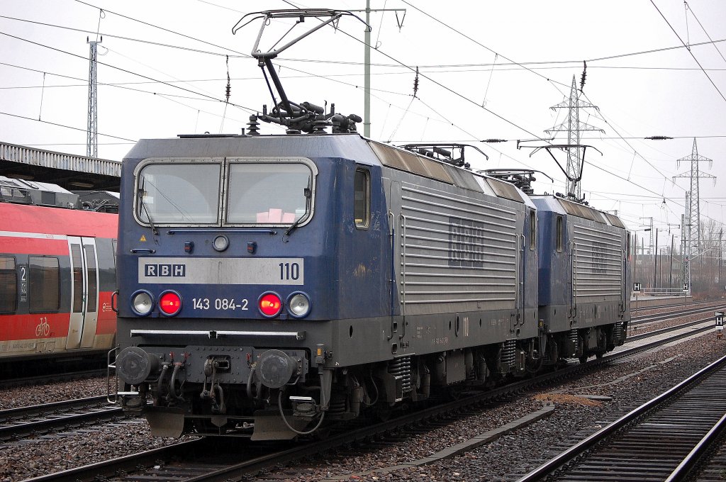 RBH Doppeltraktion mit 110/143 084-2 + 143 059-4 am 09.01.13 Bhf. Flughafen Berlin-Sch�nefeld.