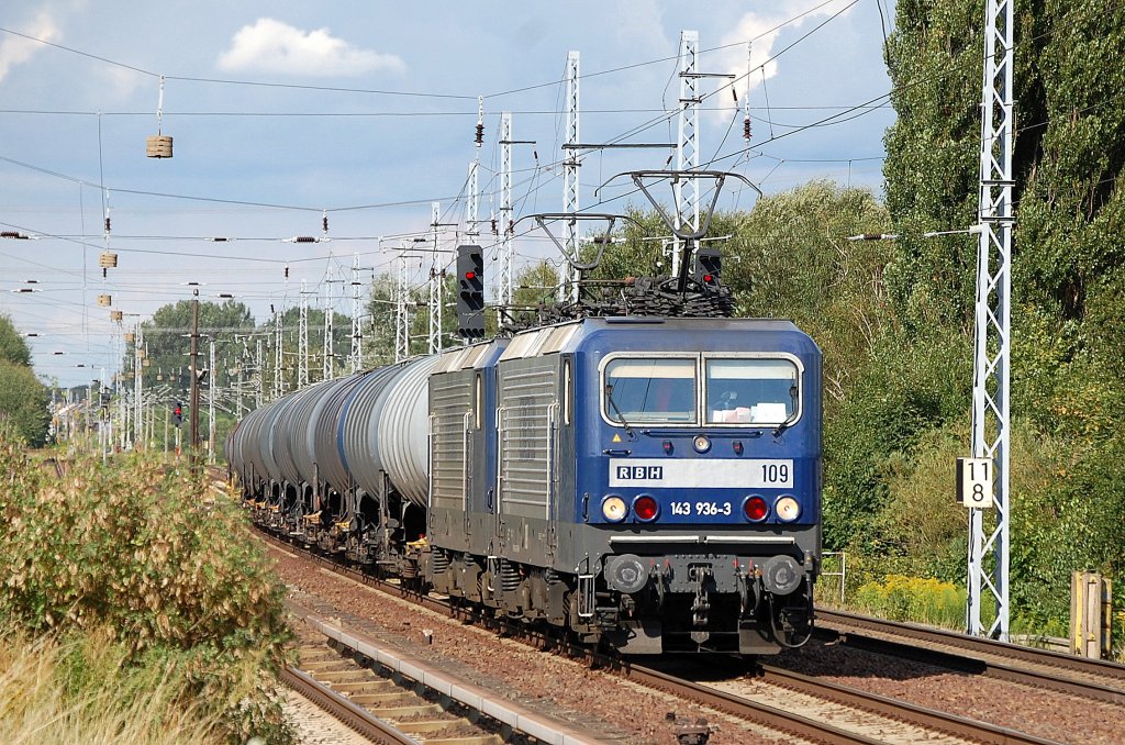 RBH Doppeltraktion mit RBH 109/143 936-3 + RBH 120/143 079-2 mit Kesselwagenzug am 13.08.13 Berlin-Karow.