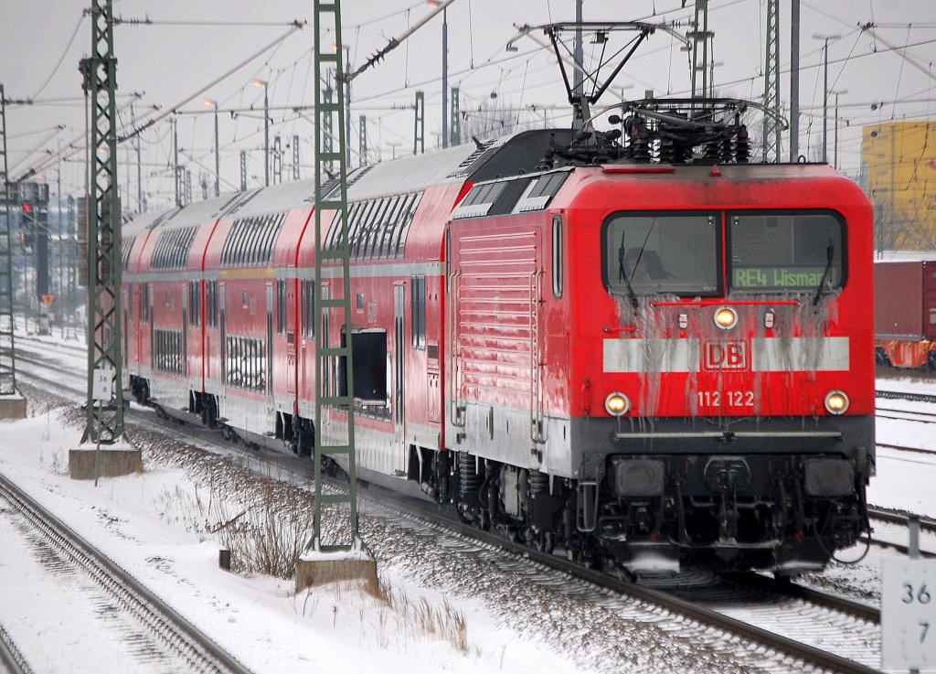RE 4 nach Wismar mit 112 122 Richtung Berlin-Jungfernheide, 03.12.10 Berlin-Beusselstr.