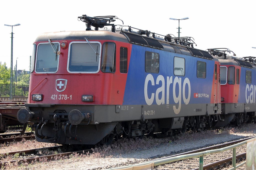 Re 421 378-1 am 25.05.09 direkt neben Re 421 386-4 im Berliner Westhafen in Warteposition abgestellt.