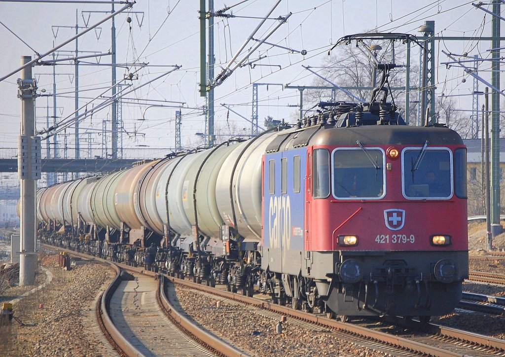 Re 421 379-9 mit einem Ganzzug franz�sischer Kesselwagen (MILLET) f�r Ethanolbef�llung, 22.02.11 Bhf. Flughafen Berlin-Sch�nefeld.