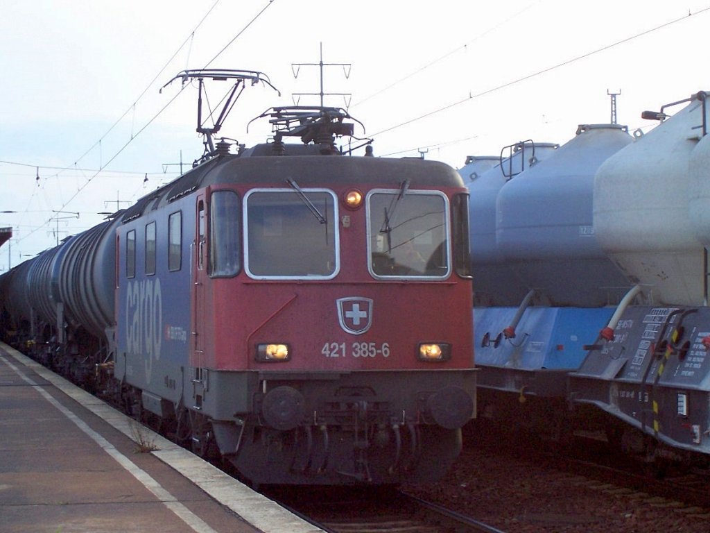 Re 421 385-6 mit Kesselwagenzug im jahr 2008 bei der Durchfahrt im Bhf. Flughafen Berlin-Sch�nefeld. 