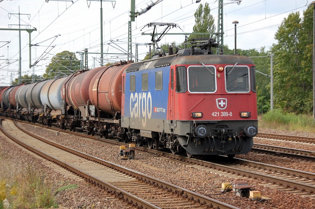 Re 421 389-8 mit Ganzzug Kesselwagen am 31.08.11 Bhf. Flughafen Berlin-Sch�nefeld.