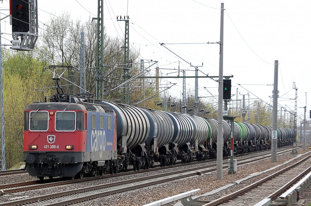 Re 421 389-8 mit Kesselwagenzug Richtung Bernau, 11.04.11 Berlin-Blankenburg.