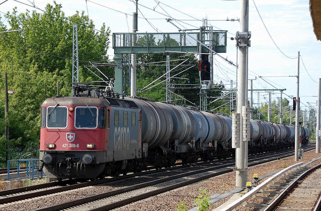 Re 421 389-8 mit Kesselwagenzug am 19.06.12 Berlin-Blankenburg Richtung Bernau.