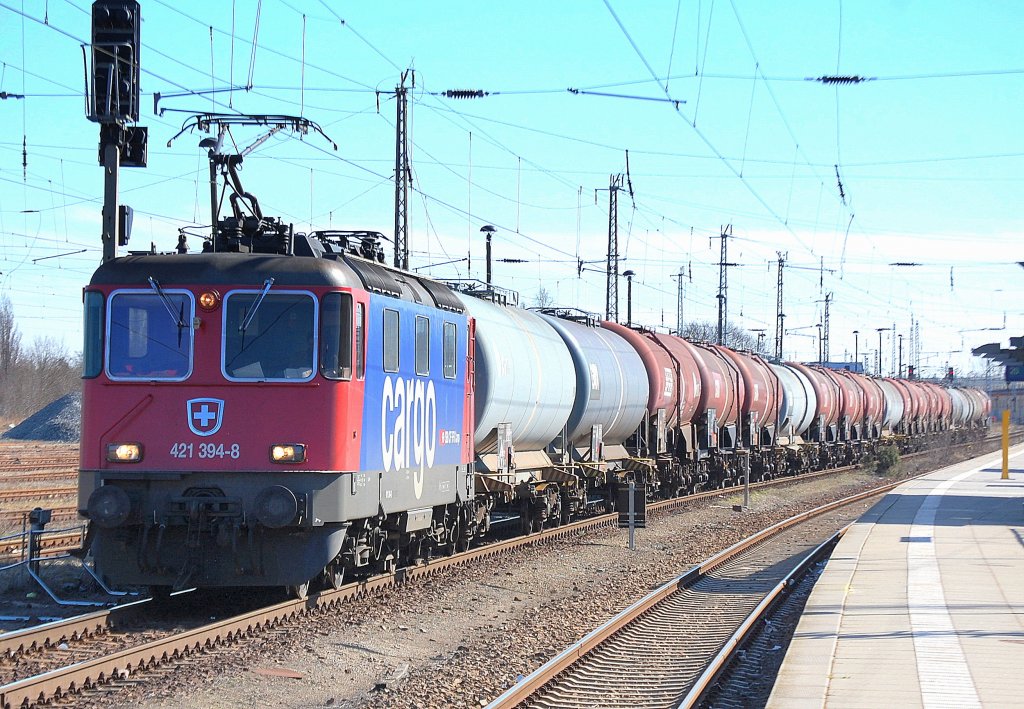 Re 421 394-8 mit einem Kesselwagenganzzug (Ethanol-Bef�llung) bei der Durchfahrt im Bhf. Oranienburg, 19.03.11