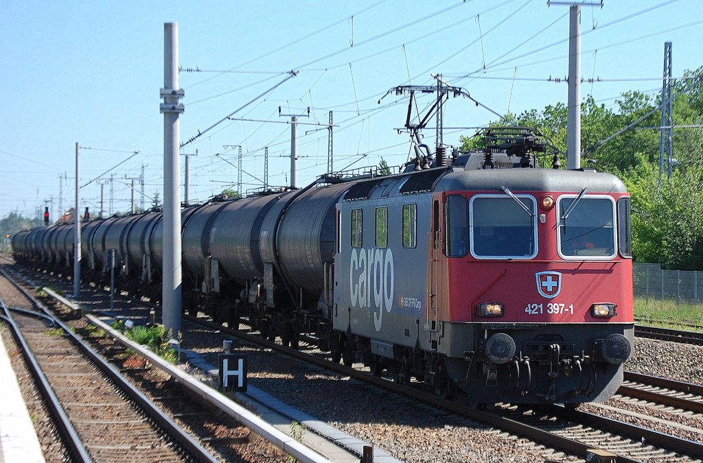 Re 421 397-1 mit Kesselwagenzug Richtung Innenstadt, 24.05.12 Berlin-Blankenburg.
