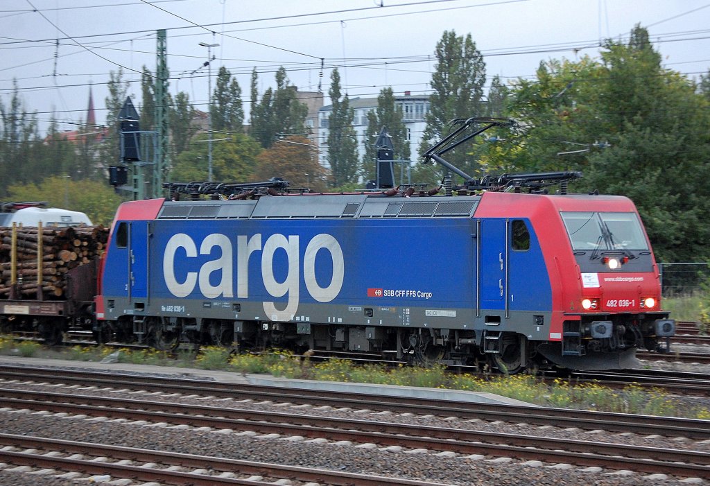 Re 432 036-1 f�r die Fa. dispo - TF unterwegs mit einem Ganzzug Rungenwagen mit Frischholz beladen Richtung Berlin-Spnadau, 29.09.10 Berlin-Beusselstr. 