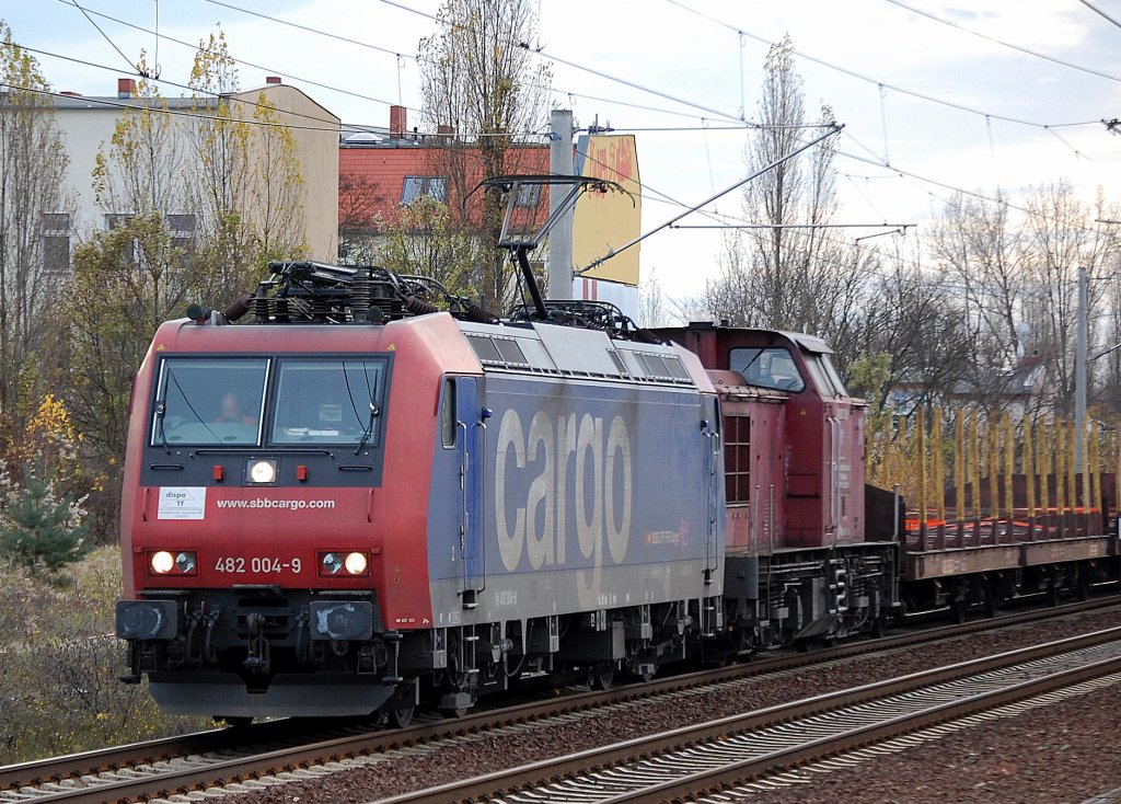 Re 482 004-p mit dispo Tf Logo mit KUBE CON Logistik Lok 11 (98 80 3202 287-9 D-ENRA)+ Leerzug Rungenwagen (Holztransporte) Richtung Berlin Blankenburg, 15.11.10 Berlin-Pankow.