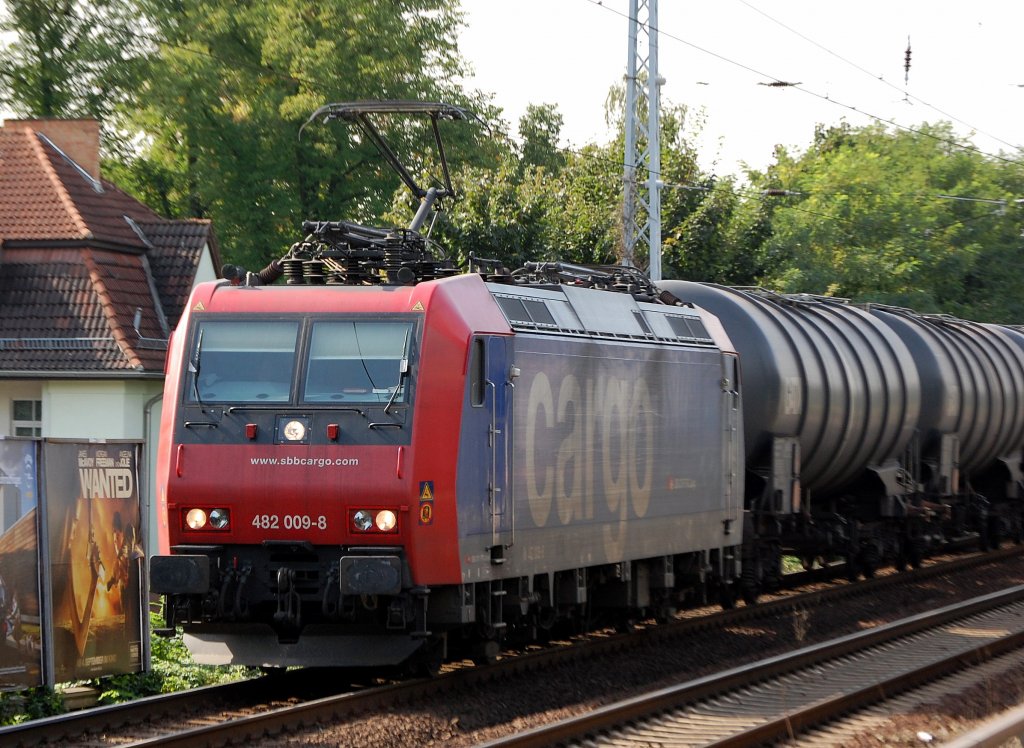Re 482 009-8 mit Kesselwagenganzzug Richtung Schwedt �ber Barnau, 04.09.08 Berlin-Karow.