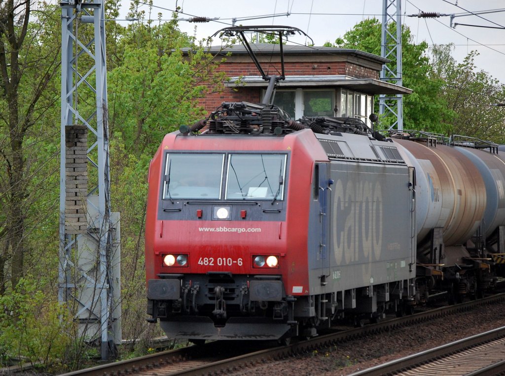 Re 482 010-6 damals f�r HGK t�tig mit Kesselwagenzug Richtung Schwedt �ber Bernau, 02.05.08 Berlin-Karow.