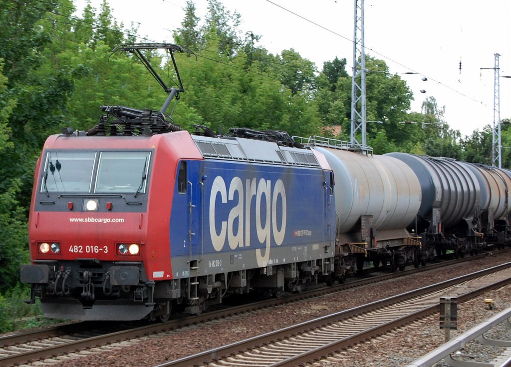 Re 482 016-3 mit Kesselwagenzug Richtung Schwedt am 14.07.08 Berlin-Karow.