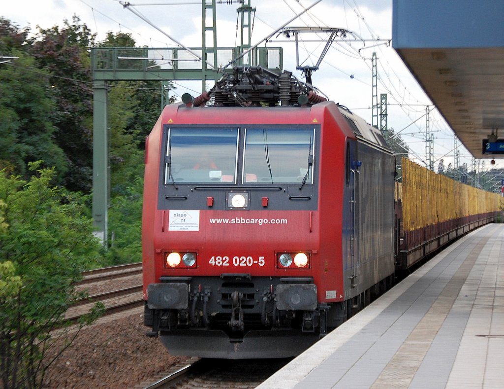 Re 482 020-5 (Bombardier, Bj.2003) mit dem Logo der mir bisher unbekannten Fa. dispo - TF Ltd. unterwegs mit einem Leerzug Drehgestellflachrungenwagen f�r Holzteransporte, 17-09-10 Berlin-Jungfernheide Richtung Berlin-Westhafen.
