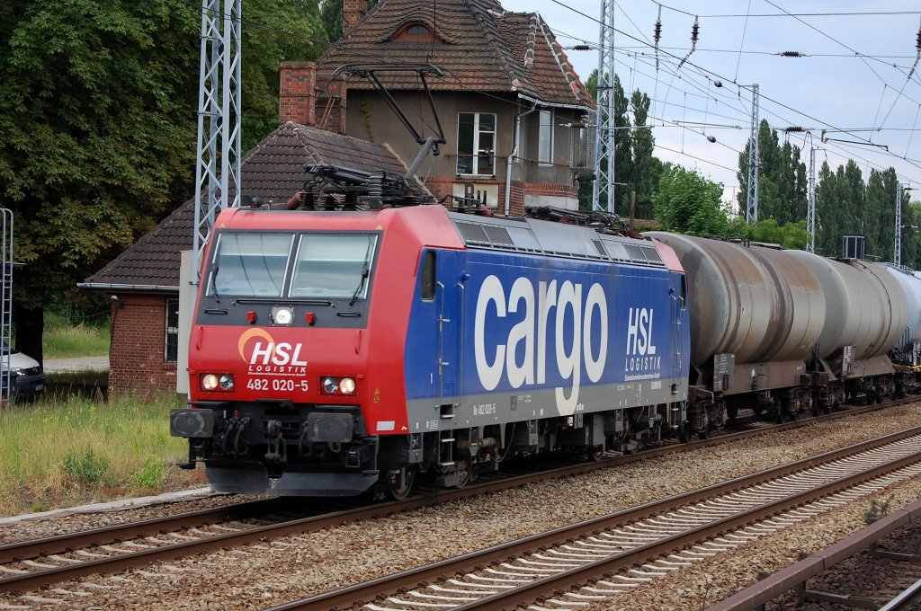 Re 482 020-5 zur damaligen Zeit l�ngerfristig f�r die HSL Logistik GmbH t�tig (verliehen) siehe auch Firmenlogo an der Front + Seite mit Kesselwagen Richtung Schwedt, 18.06.08 Berlin-Buch. 