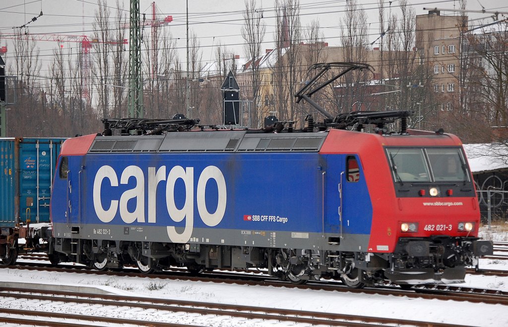 Re 482 021-3 f�hrt gerade mit einem Containerzug ab Gbf. Berlin-Moabit Richtung Berlin-Spandau ab, 21.12.09 Berlin-Beusselstr. 
