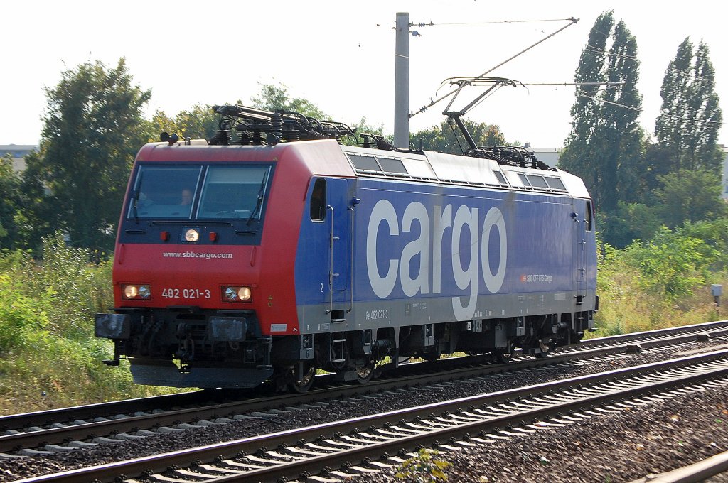 Re 482 021-3 wohl an die RBH vermietet? auf Leerfahrt Richtung Berlin-Blankenburg, 06.10.10 Berlin-Pankow.
