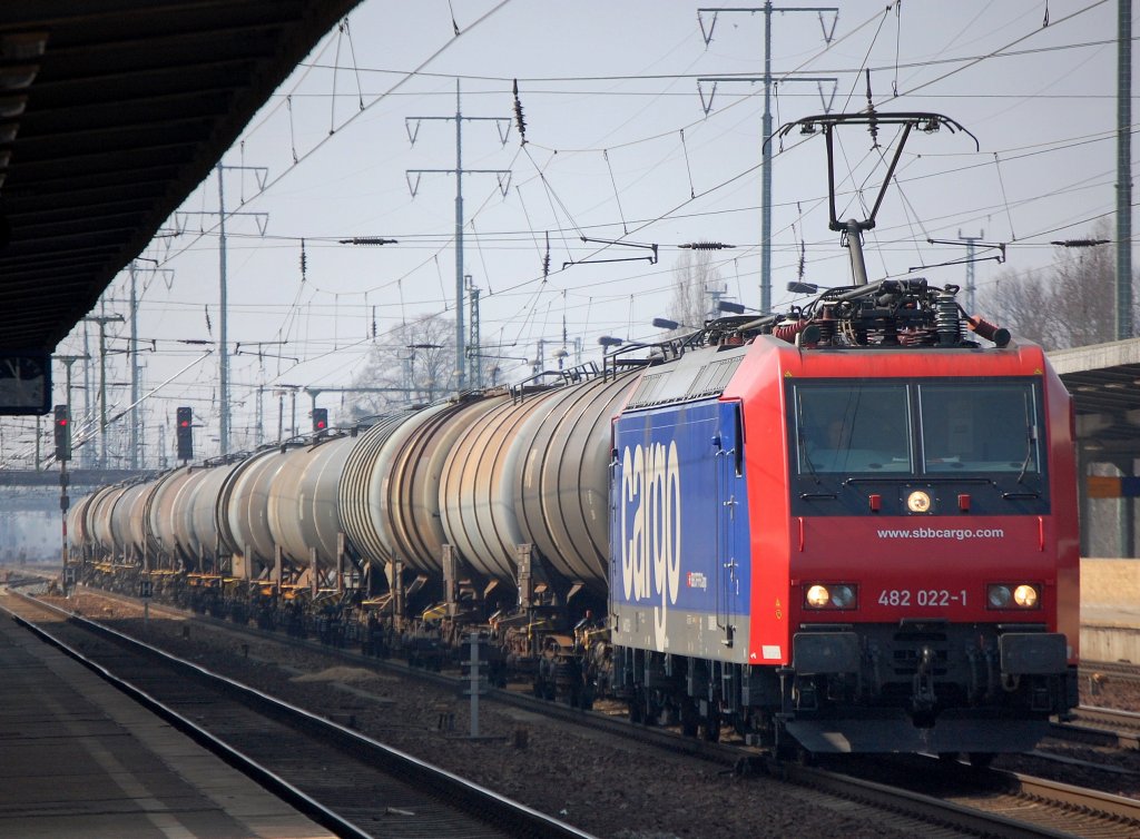 Re 482 022-1 mit Kesselwagenganzzug bei der Durchfahrt im Bhf. Flughafen Berlin-Sch�nefeld, 04.04.09