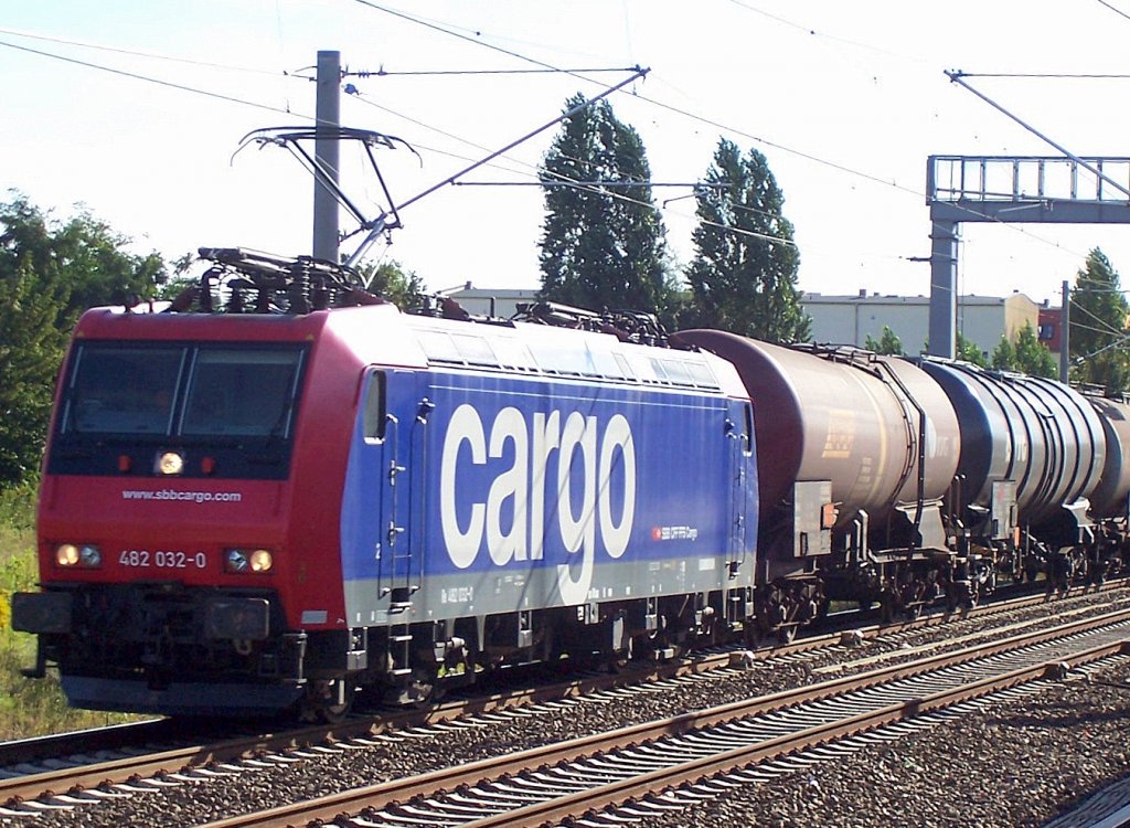 Re 482 032-0 am 04.09.07 mit Kesselzug Richtung Schwedt �ber Bernau, 04.09.07 Berlin-Pankow.