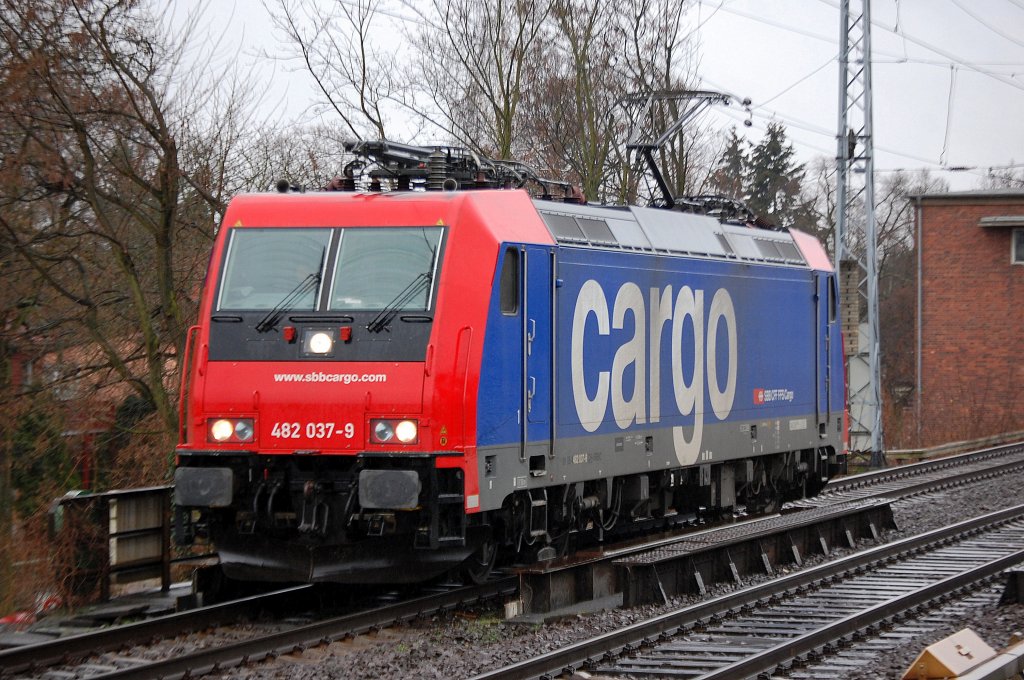Re  482 037-9 (91 51 4482 037-9 CH-SBBC) Leasinglok f�r Infra Leuna t�tig Richtung Bernau aaaam 02.01.12 Berlin-Karow.