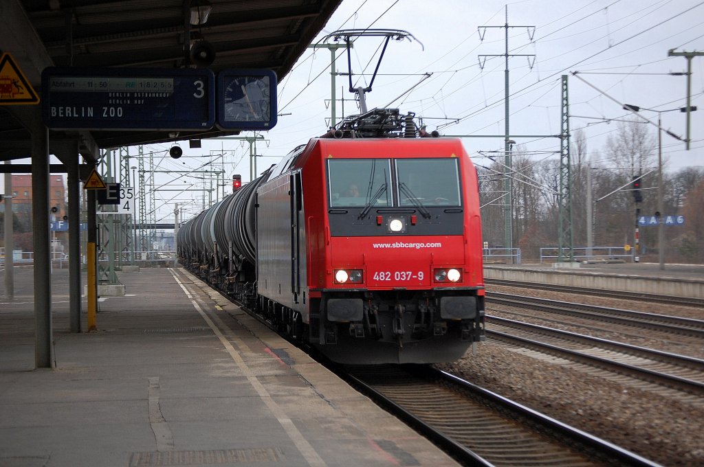 Re 482 037-9 an Infra Leuna vermietet mit Kesselwagenzug bei der Durchfart im Bhf. Flughafen Berlin-Sch�nefeld, 14.03.12