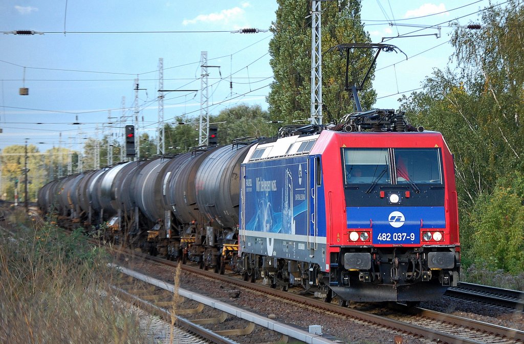 Re 482 037-9 angemietet von Infra Leuna mit Kesselwagenzug am 27.09.12 Berlin-Karow.
