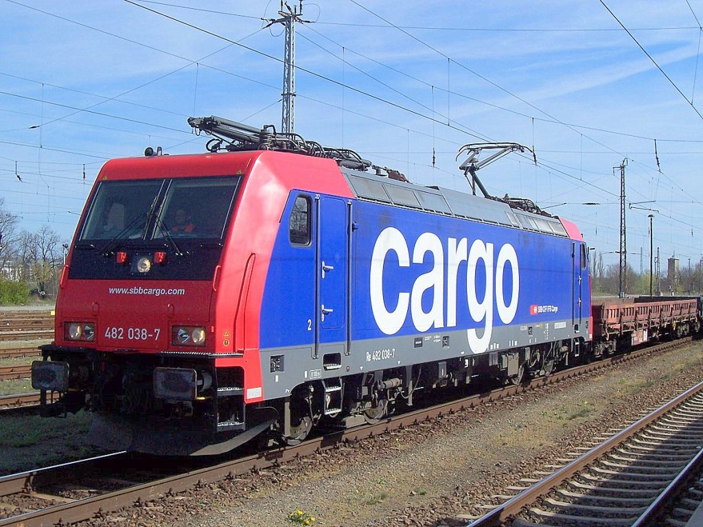 Re 482 038-7 mit ganzzug Niederbordwagen im Winter 2007 im Bahnhof Oranienburg.