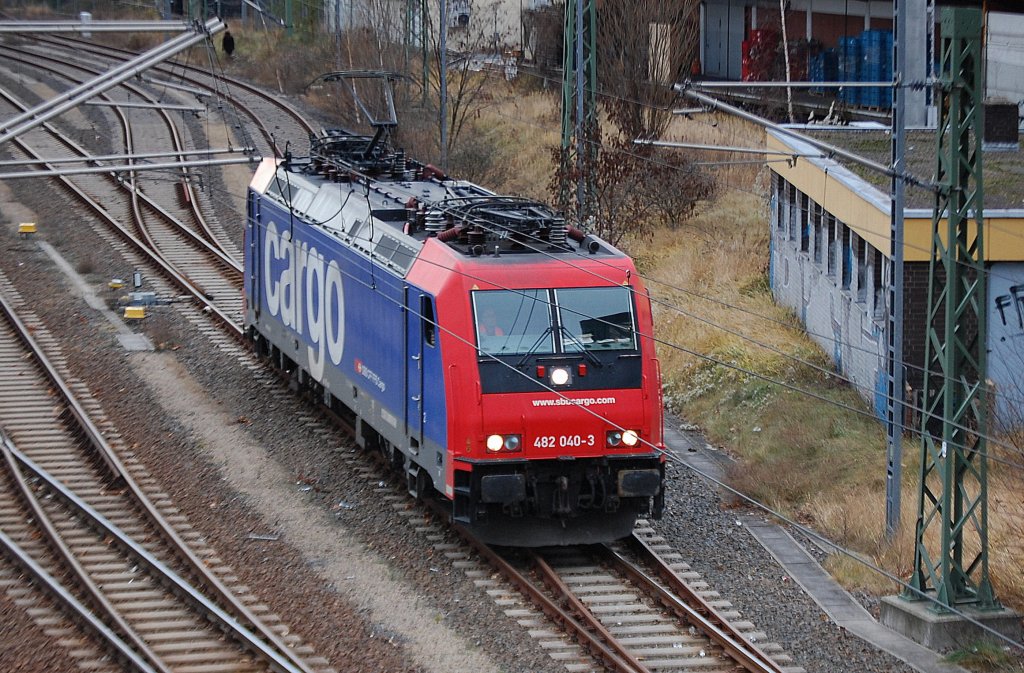 Re 482 040-3 m�glicherweise im Moment an LOCON vermietet am 20.12.11 Richtung Berlin-Spandau, Berlin-Beusselbr�cke.