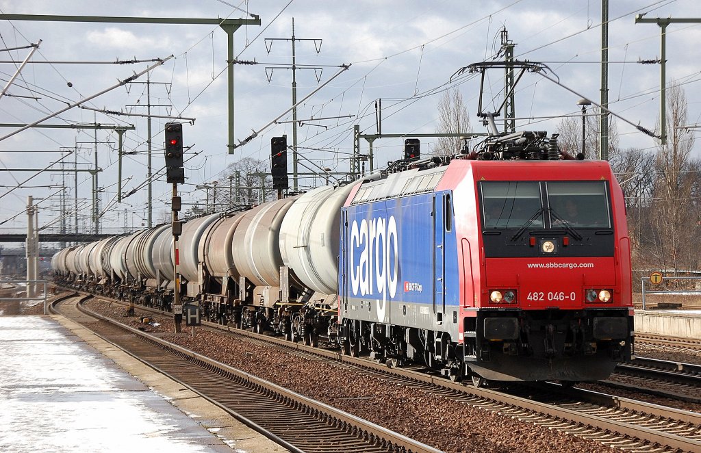 Re 482 046-0 (91 85 4482 046-0 CH-SBBC) mit Kesselwagenzug unterwegs f�r HSL Logistik, 15.02.12 Bhf. Flughafen Berlin-Schh�nefeld.
