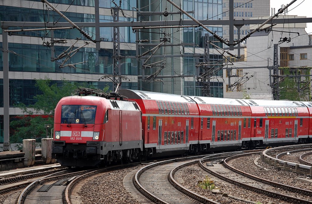 RE1 mit 182 005 bei der Einfahrt Bhf. Berlin Zoologischer Garten, 13.07.13