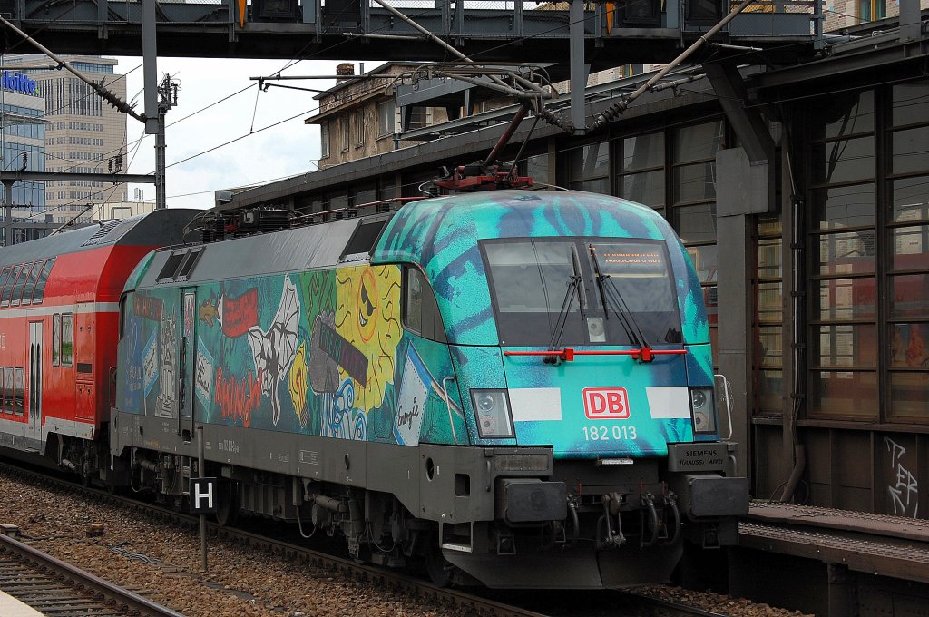 RE1 mit 182 013 als Schublok bei der Durchfahrt Bhf. Berlin Zoologischer Garten, 01.06.13