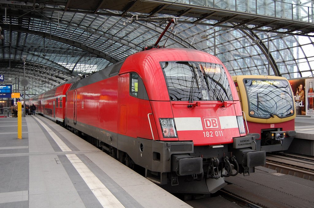 RE1 nach Brandenburg Hbf. mit 182 011 als Schublok, 11.02.13 Berlin Hbf.