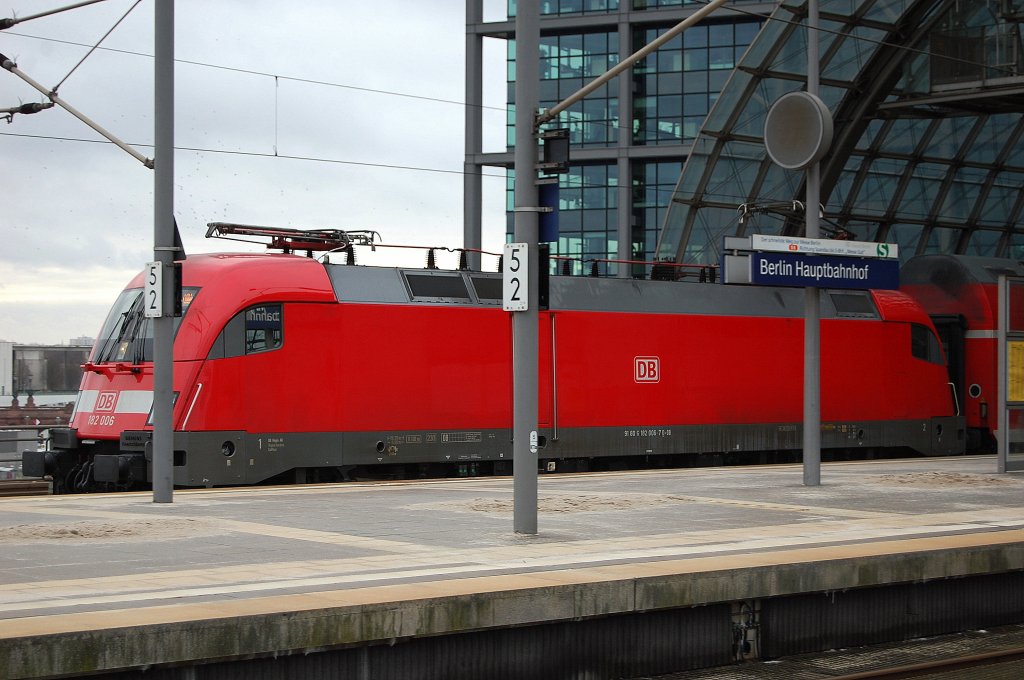 RE1 nach Frankfurt(Oder) mit 182 006 am 03.02.13 Berlin Hbf.