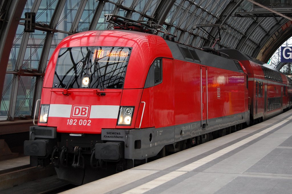 RE1 (RE 18183) nach Frankfurt(Oder) mit 182 002 am 03.02.13 Berlin Hbf.