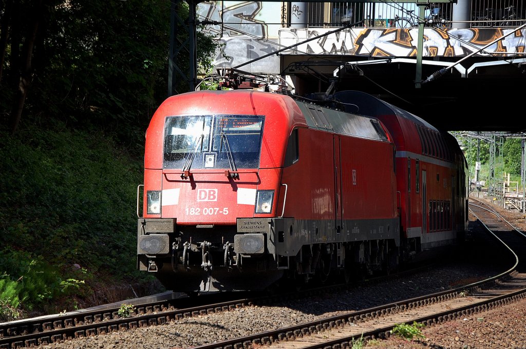 RE2 nach Cottbus auf der Umleitungsstrecke �ber Berlin Lichtenberg mit 182 007-5, 25.05.12 Stra�enunterf�hrung Berlin Sch�nhauser Allee.