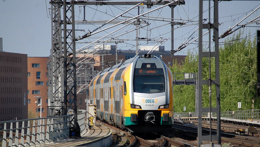 RE2 (RE 37360) Cottbus mit ODEG-KISS ET 445.101 bei der Einfahrt Berlin Hbf., 01.05.13