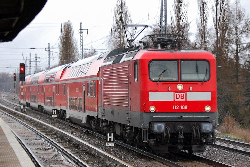 RE3 mit 112 109 Richtung W�nsdorf-Waldstadt, 02.01.12 Berlin-Karow.